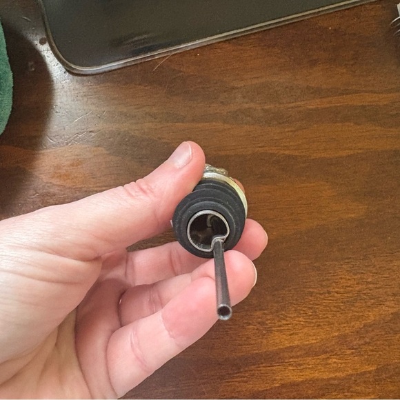 Lion Head Wine Bottle Stopper and Pour Spout - Picture 4 of 5